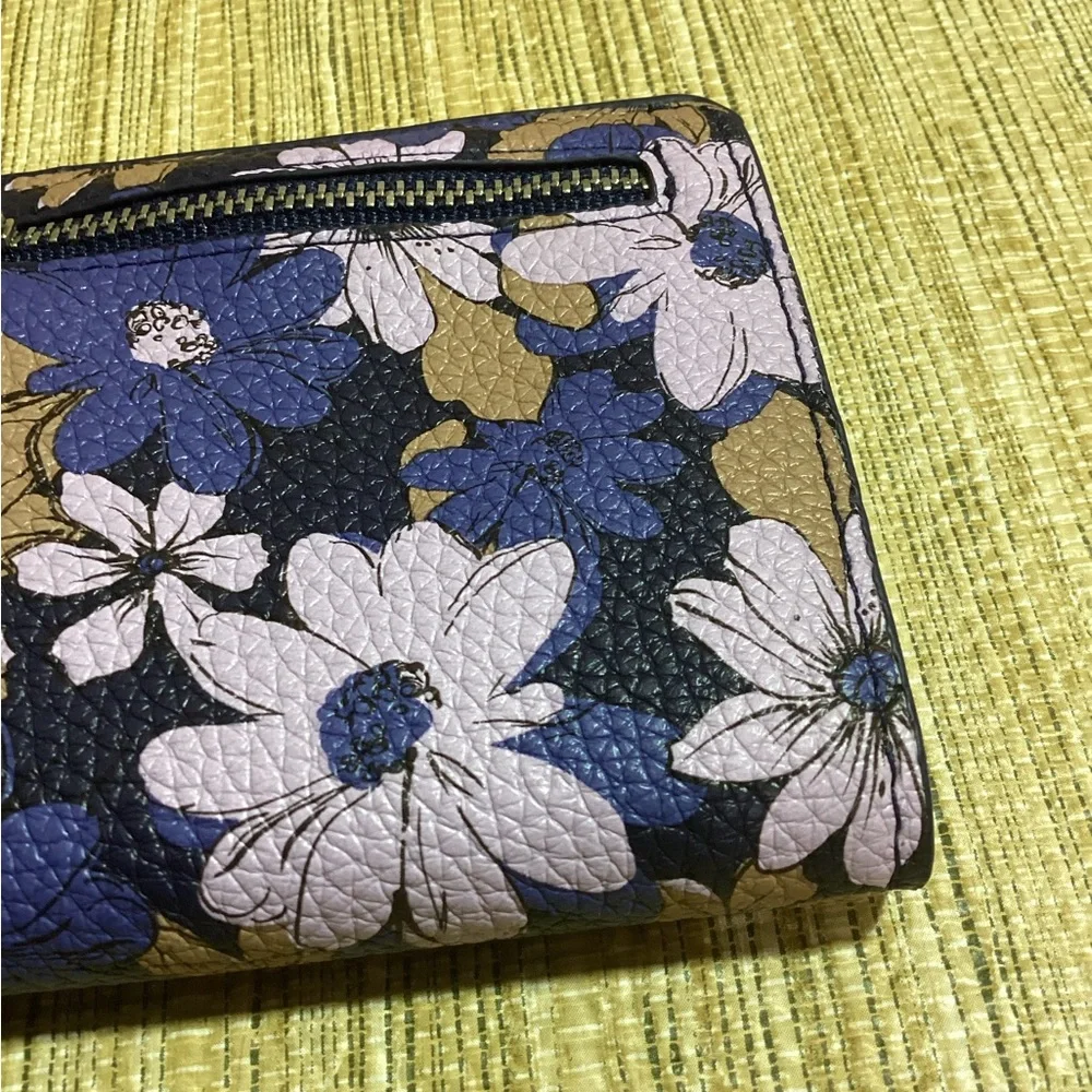 Vera Bradley Multicolor Floral Wallet. Bifold - Picture 2 of 6
